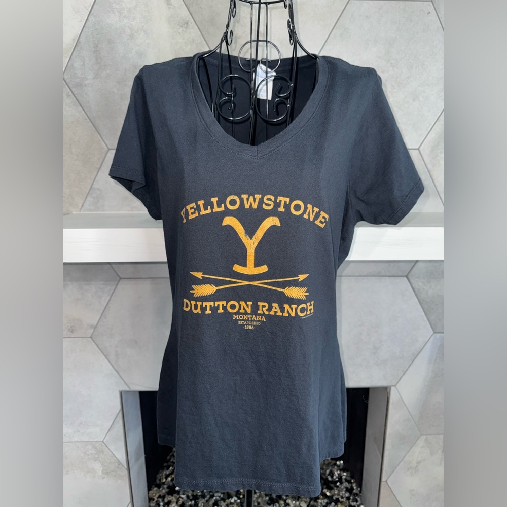 Yellowstone💛Dutton Ranch Est. 1886 Running Horse Logo V-Neck T-Shirt in Black L